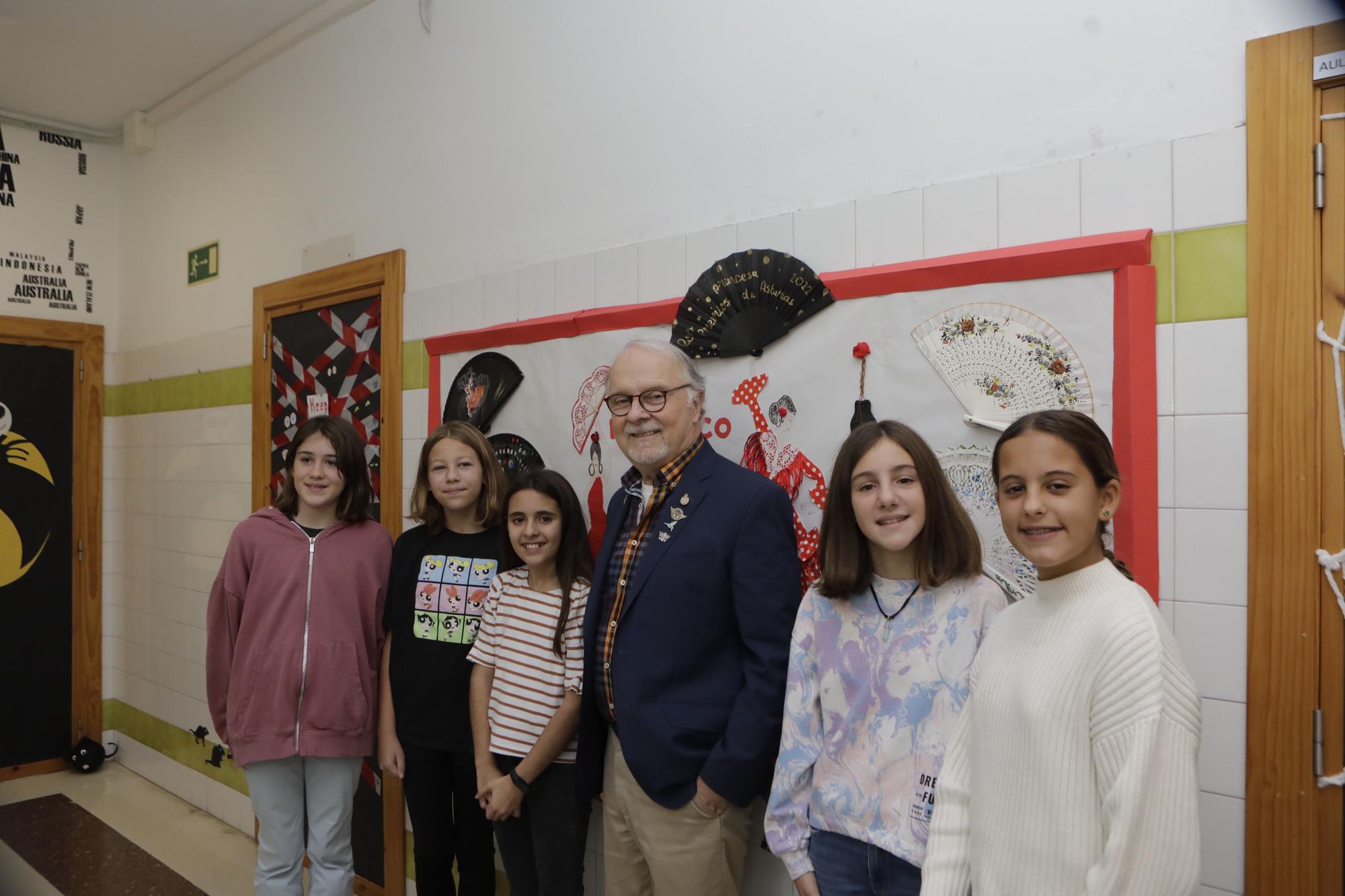 EN IMÁGENES: Philip Felgner, uno de los padres de la vacuna contra el covid, vuelve a Asturias y visita el colegio Clarin en Gijón