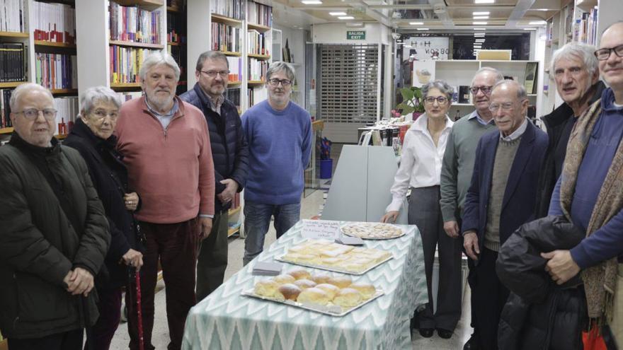 La librería Embat comparte chocolatada con escritores y lectores | GUILLEM BOSCH