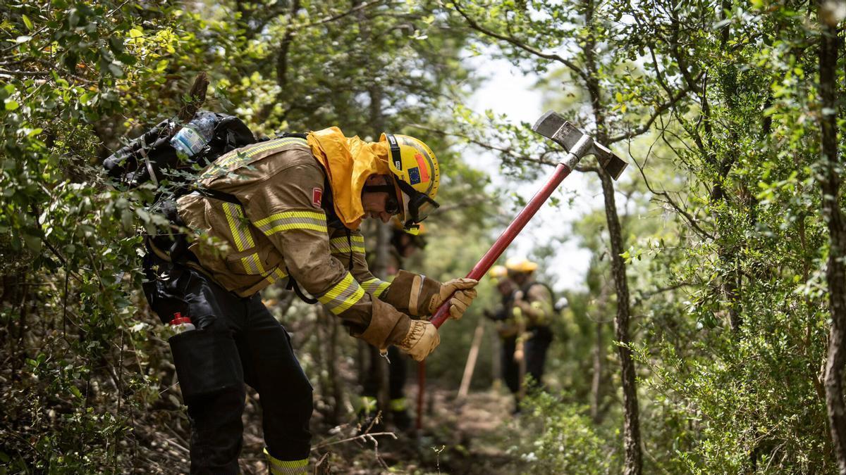 Pontils (Tarragona). Bombers dels Països Baixos participen en les labors d'extinció i rematada d'un incendi forestal declarat dies enrere en el municipi de Pontils, en una estada formativa per a conèixer els protocols i tècniques d'actuació dels Bombers de la Generalitat. Els efectius afronten temperatures molt més elevades de les habituals al seu país, en un context d'incendis forestals d'alta intensitat. 17 de julio de 2026. Sociedad. AUTOR: ZOWY VOETEN