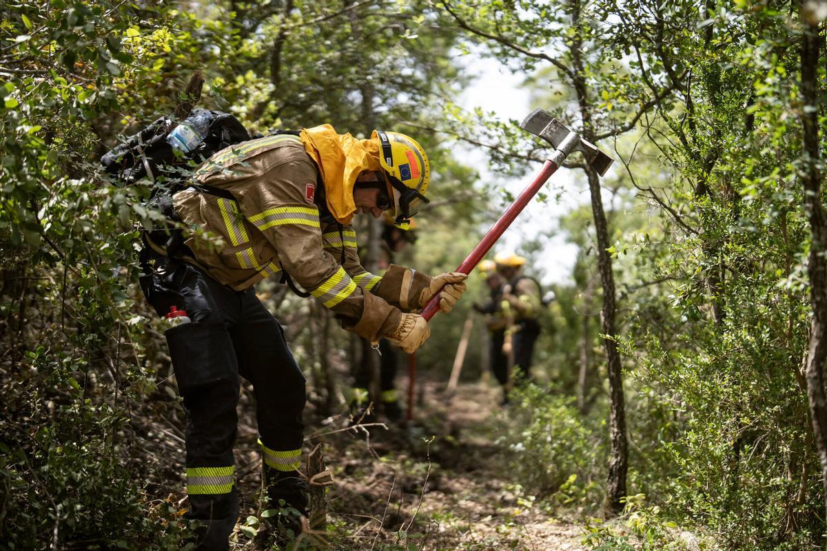 Pontils (Tarragona). Bomberos de los Países Bajos participan en las labores de extinción y remate de un incendio forestal declarado días atrás en el municipio de Pontils, en una estancia formativa para conocer los protocolos y técnicas de actuación de los Bombers de la Generalitat. Los efectivos afrontan temperaturas mucho más elevadas de las habituales en su país, en un contexto de incendios forestales de alta intensidad. 17 de julio de 2026. Sociedad. AUTOR: ZOWY VOETEN