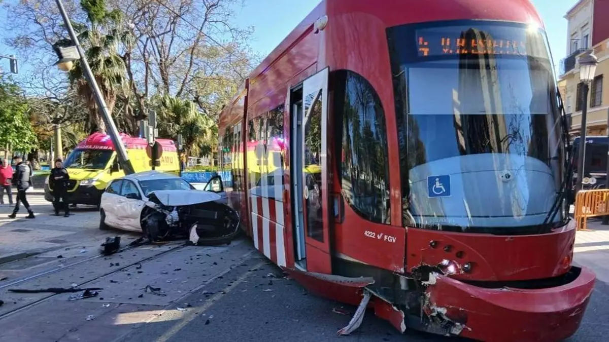Cinco heridos tras colisionar el tranvía con el vehículo en València