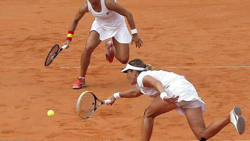 Silvia Soler y Anabel Medina, durante el partido de dobles de ayer. // Alberto Estévez
