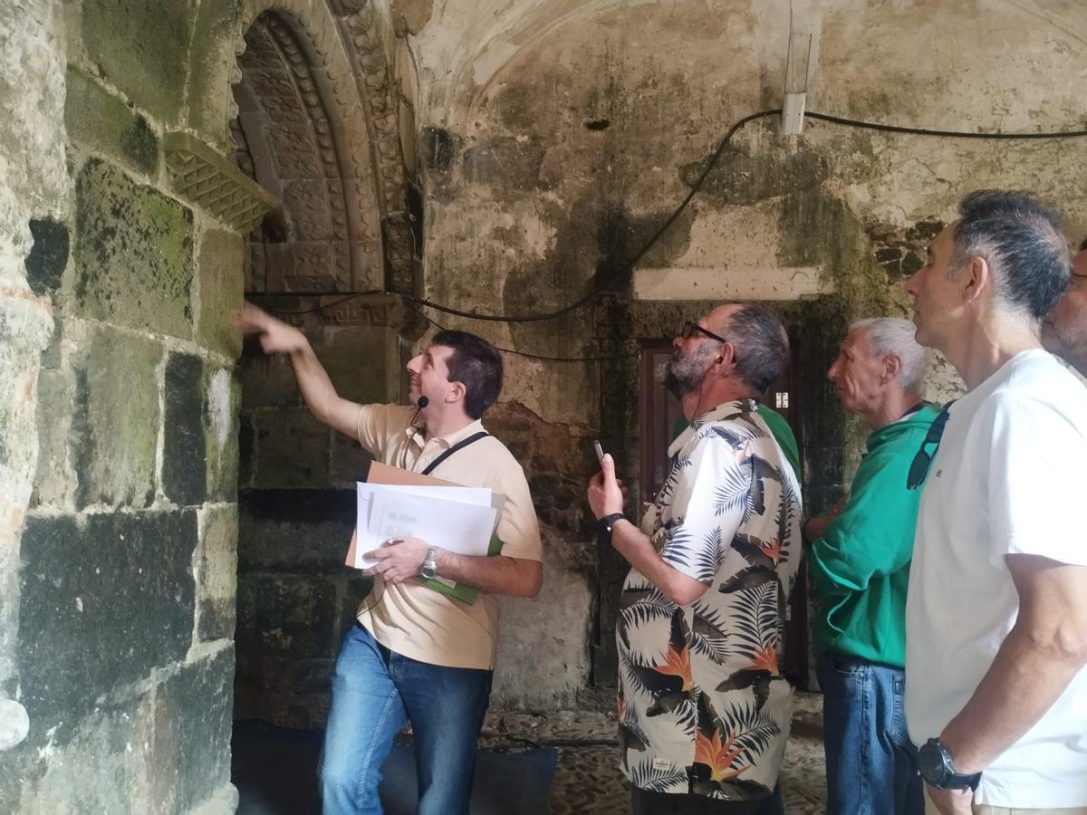 Así fue la visita guiada al monasterio de Cornellana, en Salas