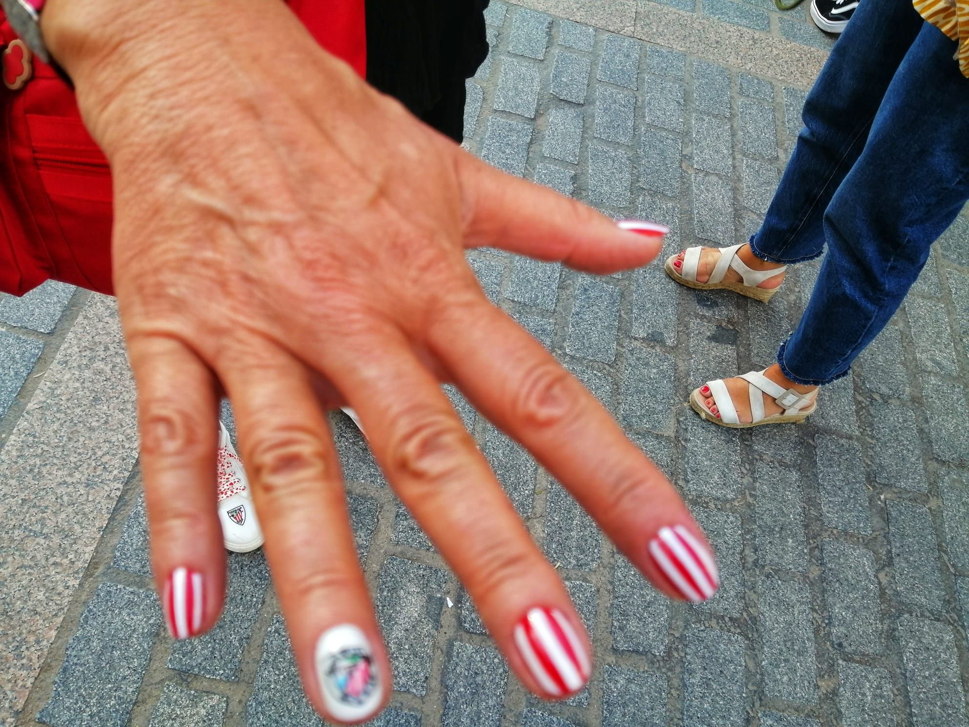 Aficionados del Athletic Club de Bilbao visitan Sevilla para el encuentro de la final de la Copa del Rey que su equipo disputará el próximo sábado contra el Real Club Deportivo Mallorca en el estadio de La Cartuja.