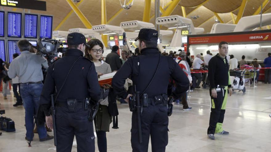 Agentes de seguridad en la T4 de Madrid, este miércoles.