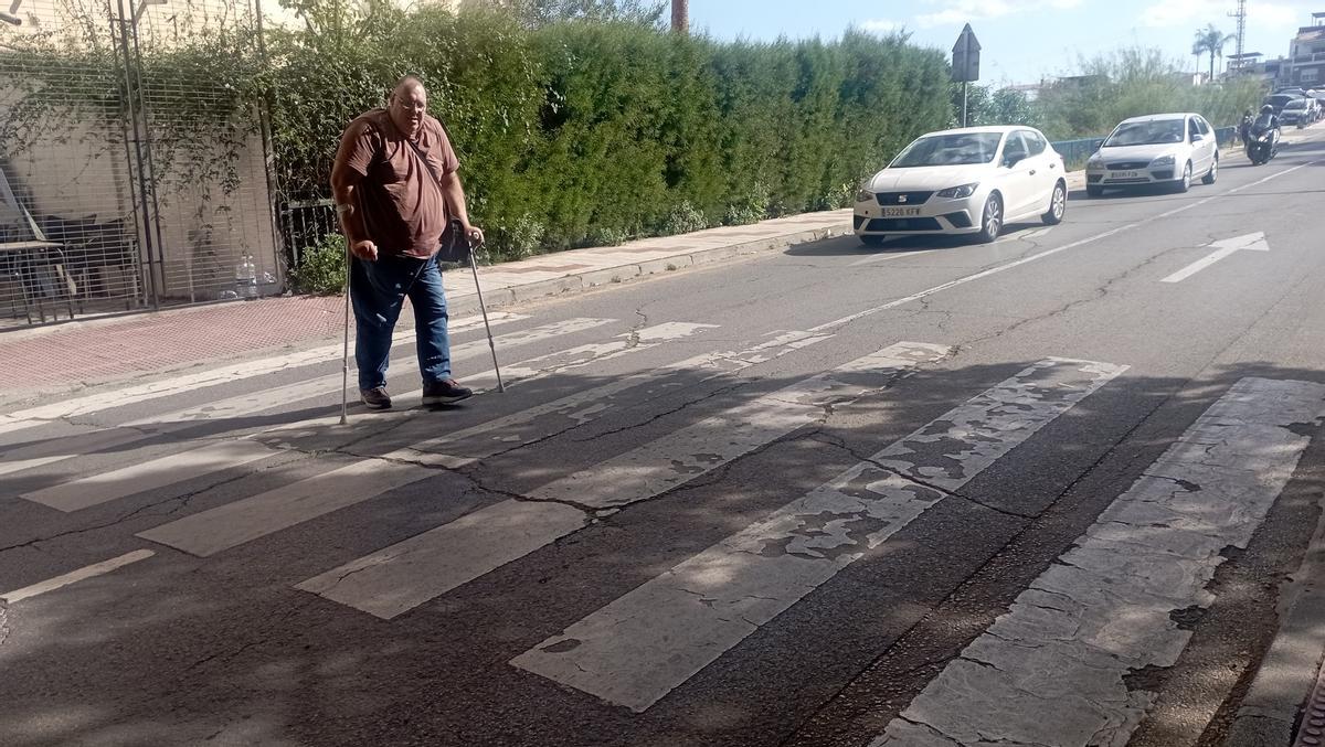 Grietas e inseguridad vial en un desgastado paso de cebra en la calle Padre Martín, en Carlinda.