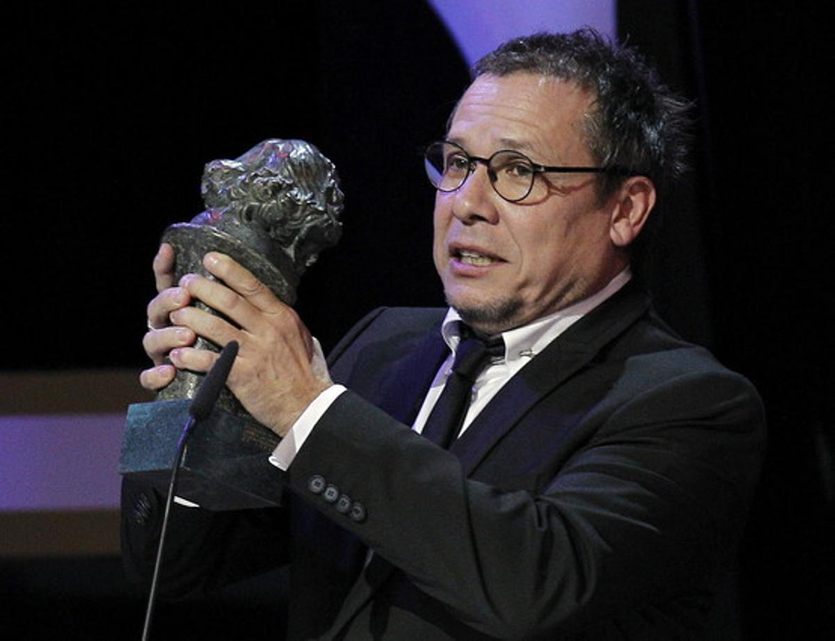 Alain Bainée recibe el premio a la mejor dirección artística por su trabajo en ’Blancanieves’.