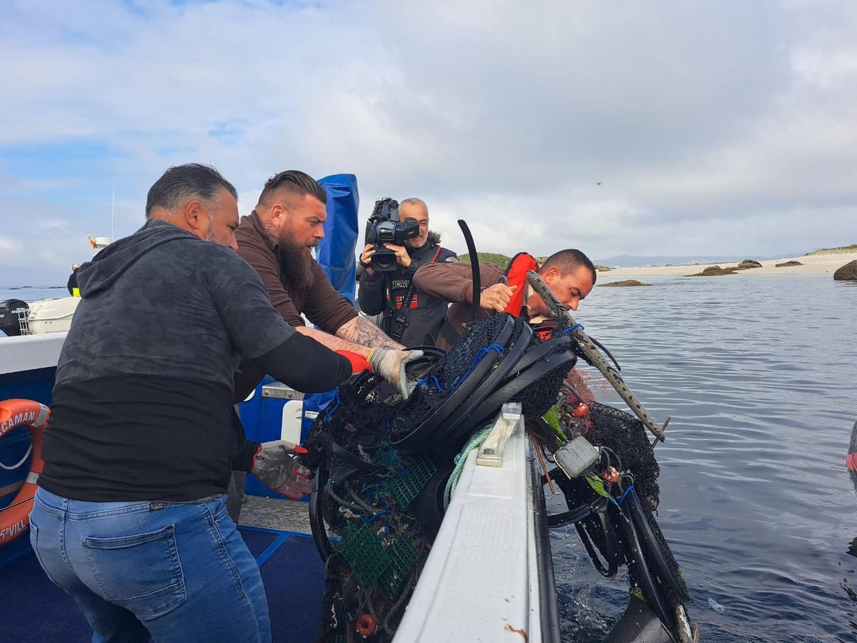 Participantes en la limpieza submarina de los fondos del islote Areoso. Participantes en la limpieza submarina de los fondos del islote Areoso.