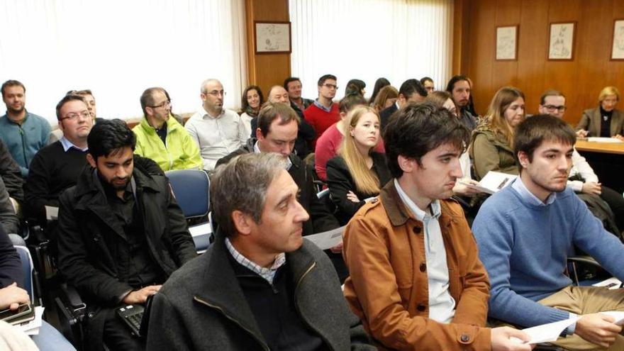 Alumnos e investigadores en la presentación de los proyectos.