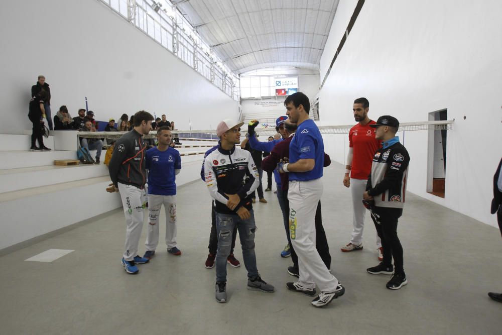 Los pilotos del Mundial, en una exhibición de pilota en Pelayo