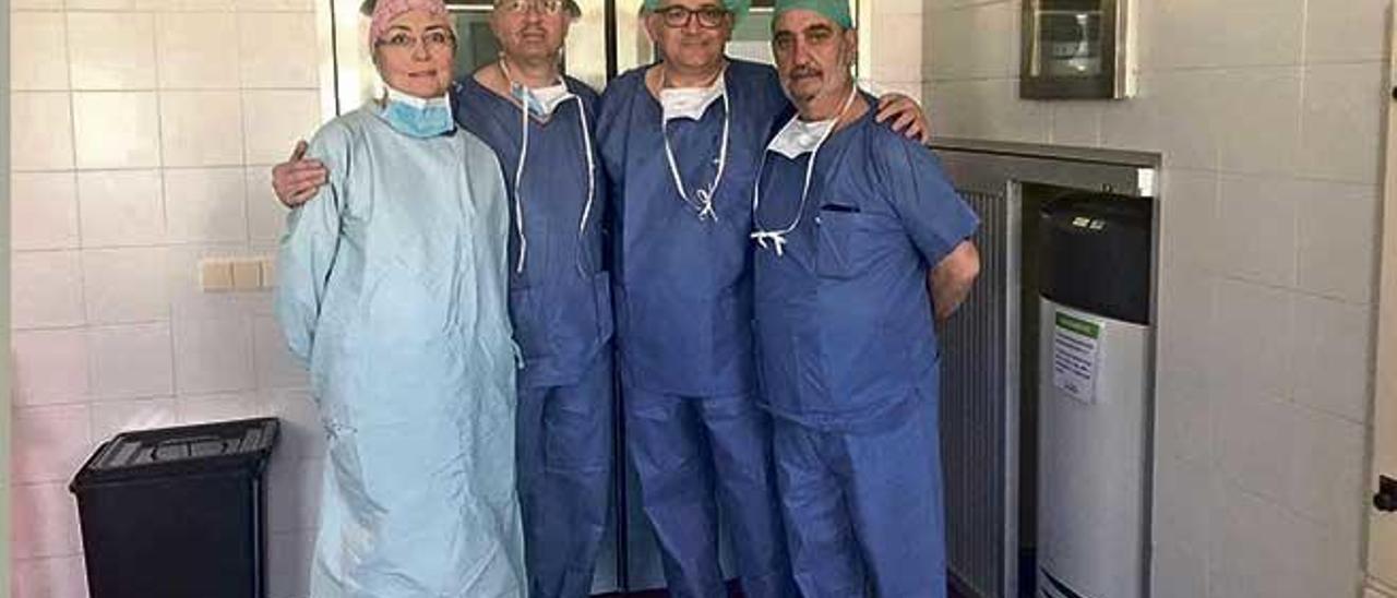 De izquierda a derecha, el equipo quirúrgico formado por la enfermera Reyes Picazo, el doctor Cifuentes, jefe del servicio de Cirugía, el doctor Salvador Pascual y el doctor Xavier Julián.