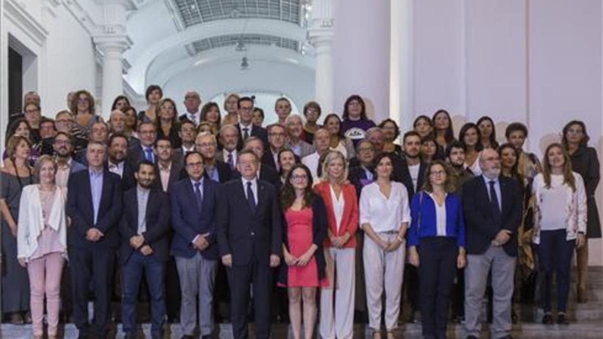 Foto de familia de los firmantes del Pacto Valenciano contra la Violencia de Género.