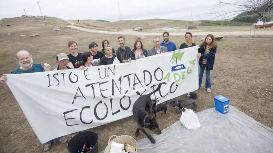 Participantes en el recuerdo de los 20 años del derrumbe del vertedero, ayer en el parque de Bens.