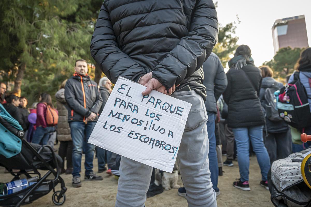 Vecinos del Eixample se manifiestan por primera vez en el parque Joan Miró contra la tala de 170 árboles por las obras de unión del FGC