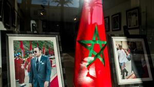 Una bandera de Marruecos y una fotografía del rey Mohamed VI en un escaparate. 