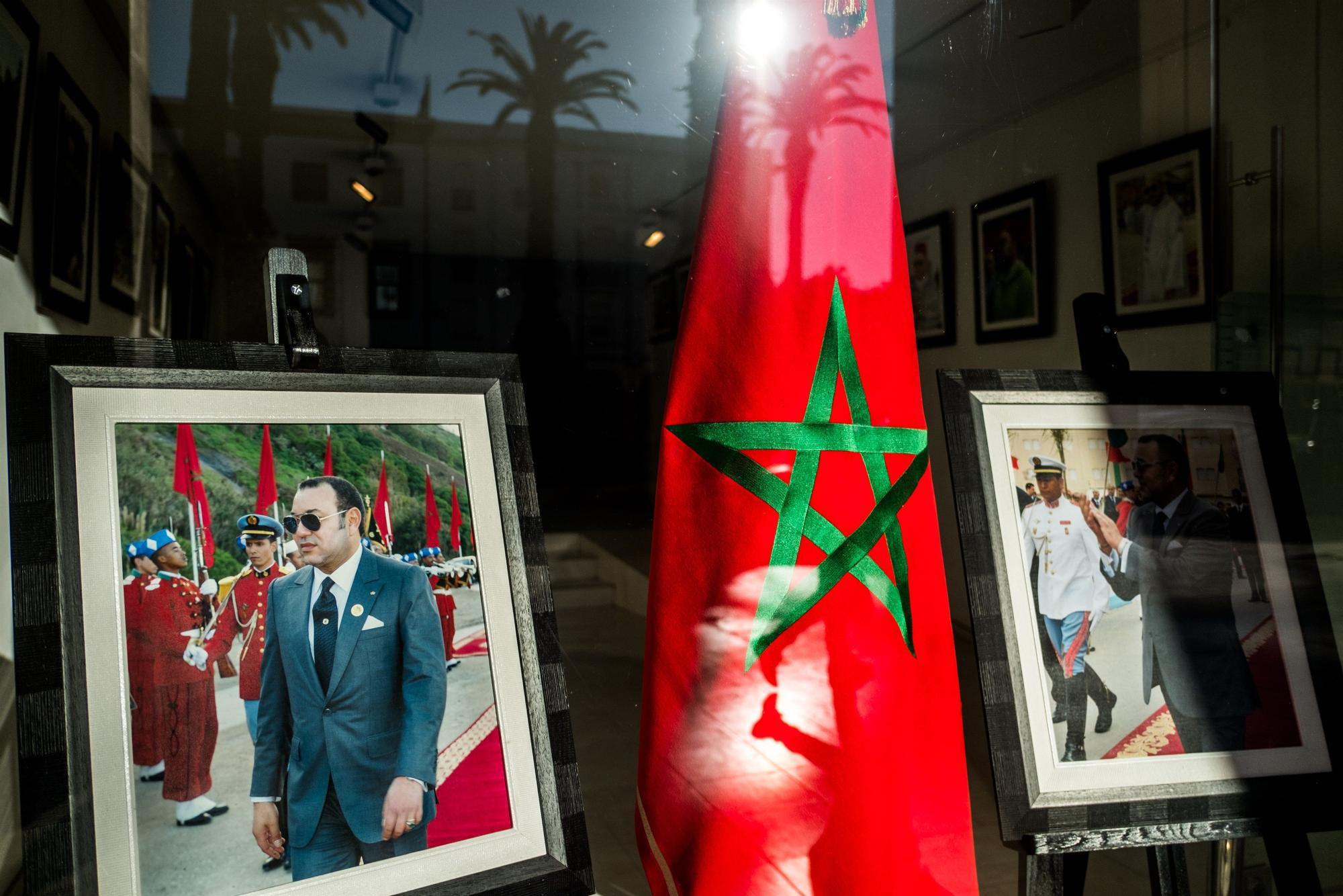 Una bandera de Marruecos y una fotografía del rey Mohamed VI en un escaparate.