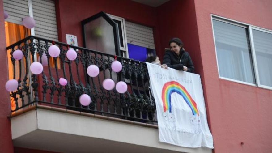 Aplausos mutuos y música de gaitas en el entorno del centro de salud de Cangas