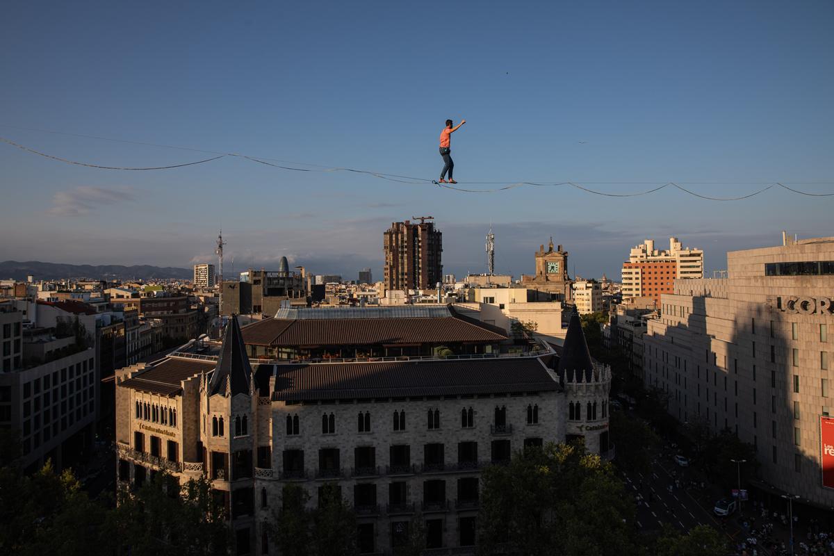 Nathan Paulin, el mejor funambulista del mundo, cruza Barcelona a 70 metros de altura