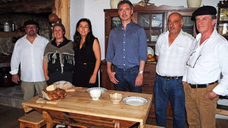 Miembros del gobierno en el centro de interpretación agraria de San Vicente. // Muñiz