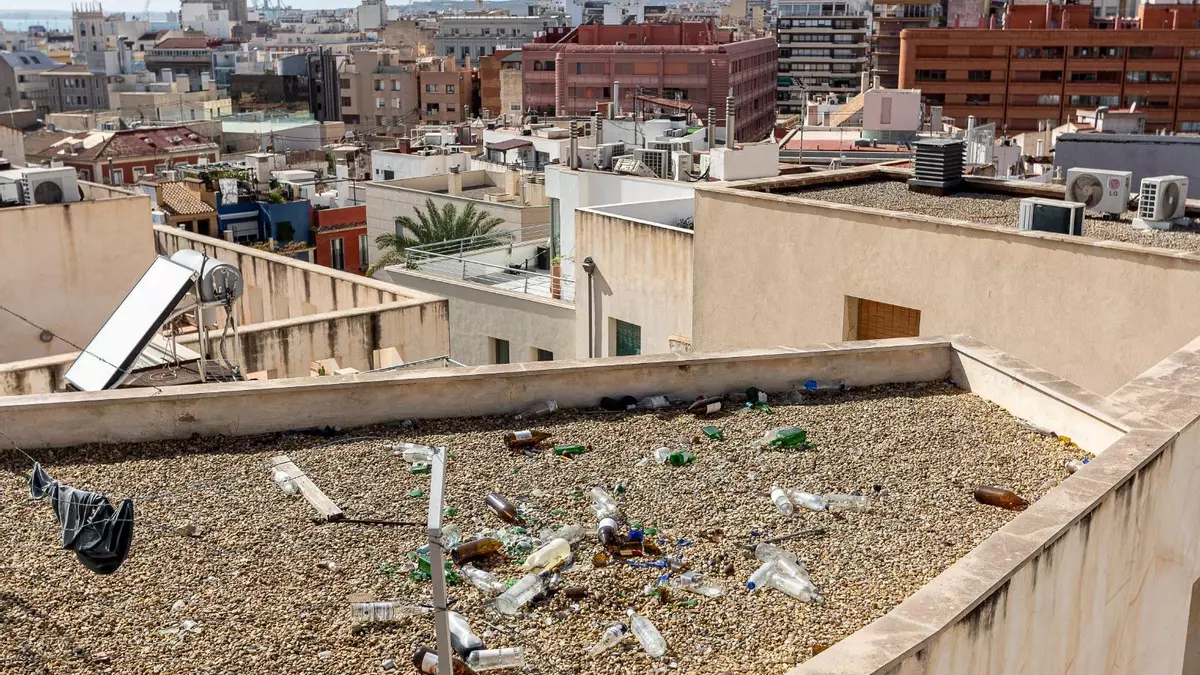 El barrio de Santa Cruz, sumido en la suciedad durante la semana de fuegos artificiales en Alicante