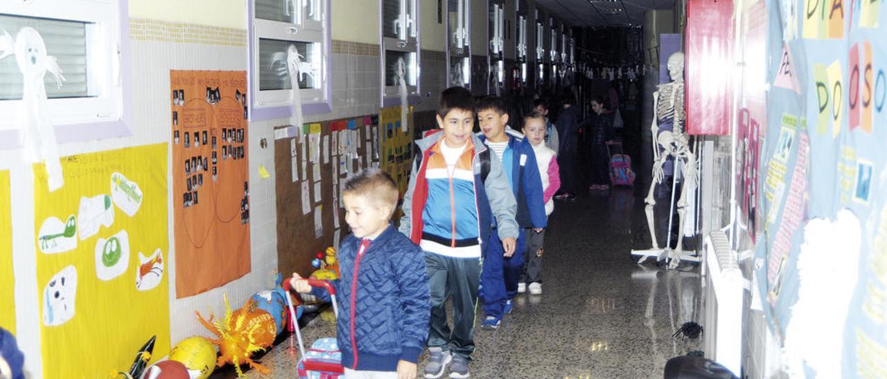 Pasillos decorados para celebrar o Samaín no CEIP Porto Cabeiro.