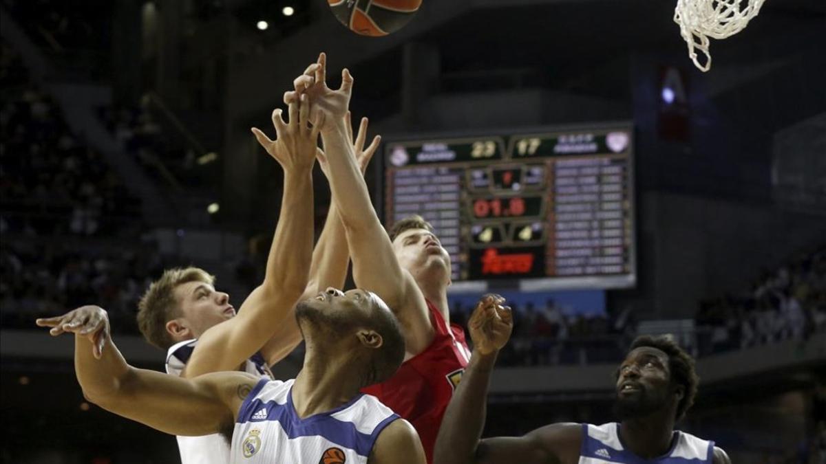 Doncic, Randolph y Hunter luchan por un balón con Agravanis