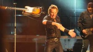 Springsteen lanza su guitarra en un momento del concierto en el Camp Nou.