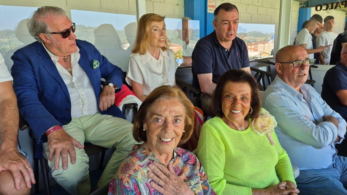 Pilar González del Valle, en el centro, en la fila inferior de la imagen, acompañada por su familia y por el alcalde, arriba, primero por la derecha.
