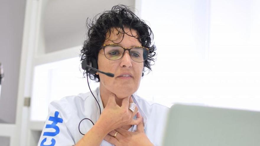 La coordinadora del Servei de Logopèdia fent atenció remota a un pacient