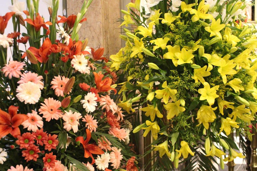 Los floristas decoran la Basílica de la Virgen de los Desamparados