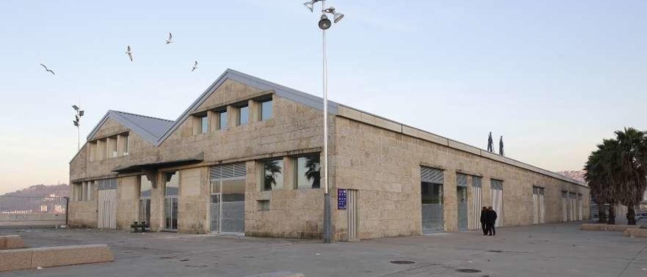 El lateral del edificio de El Tinglado del Puerto donde se crearán los almacenes. // R. G.