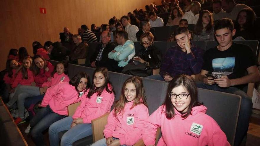 Un grupo de gimnastas y público asistente a la gala en el Valey.