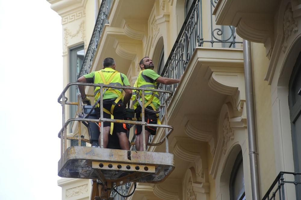 Comienza la instalación de toldos en Platería y Trapería