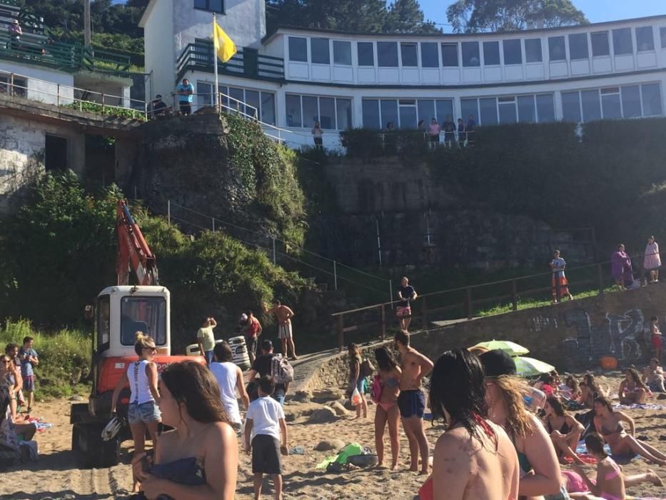 Los bañistas se levantan, indignados, obligados por una máquina en la playa de Estaño.