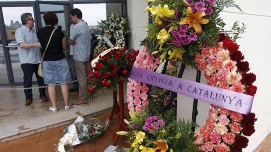 Familiares y amigos, en el tanatorio del ciclista ondense. / efe / domenech castelló