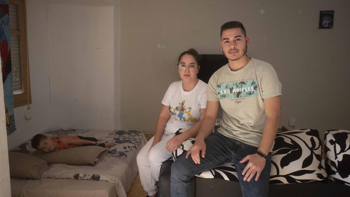Una pareja con un niño pequeño que vive ocupando un piso de un fondo buitre recibió la visita de una empresa de seguridad para que desalojaran la vivienda