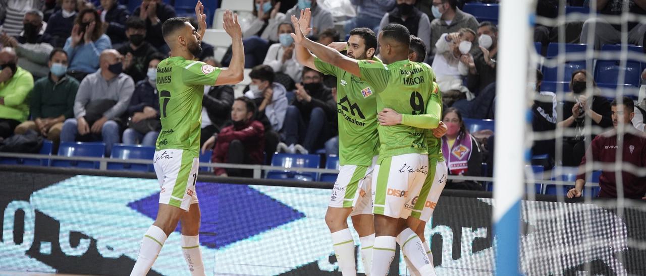 Los jugadores del Palma Futsal celebran un gol en Son Moix.