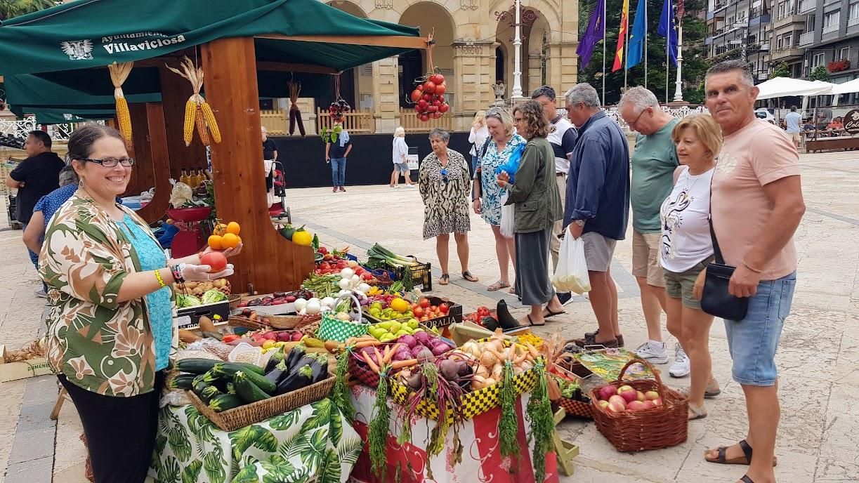 Villaviciosa se lo lleva de calle: ferias, desfiles y comercio en la calle en un fin de semana de gran afluencia de público