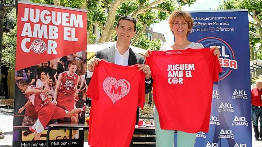 El president, Jaume Arnau, i la consellera, Montse Seubas, amb la camiseta de la nova campanya del club