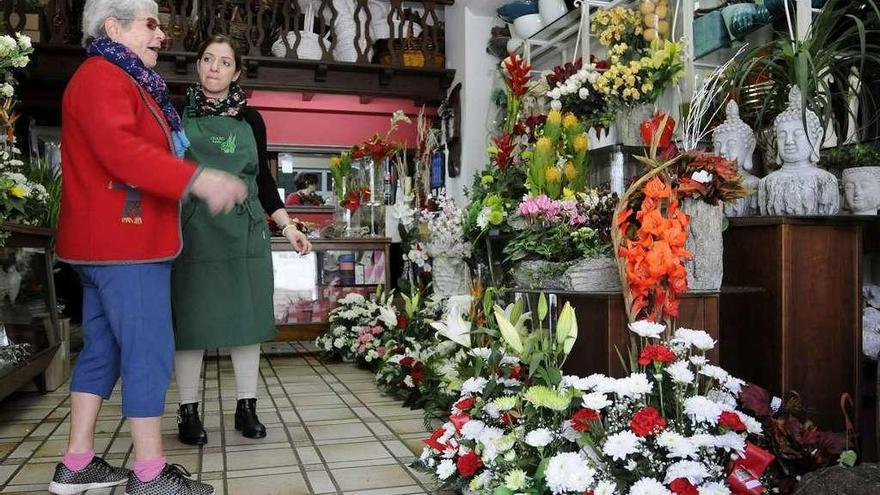Una clienta escoge las flores de difuntos en la floristería Charo de Lalín. // Bernabé/Javier Lalín