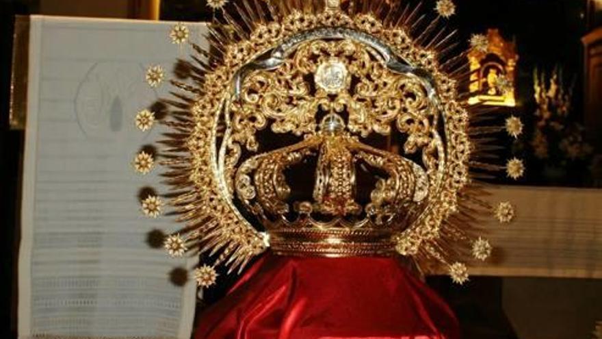 Corona de 3.000 euros para 300 años de devoción. La pieza fue bendecida el pasado sábado como regalo de la Hermandad con motivo del 300 aniversario de las celebraciones.