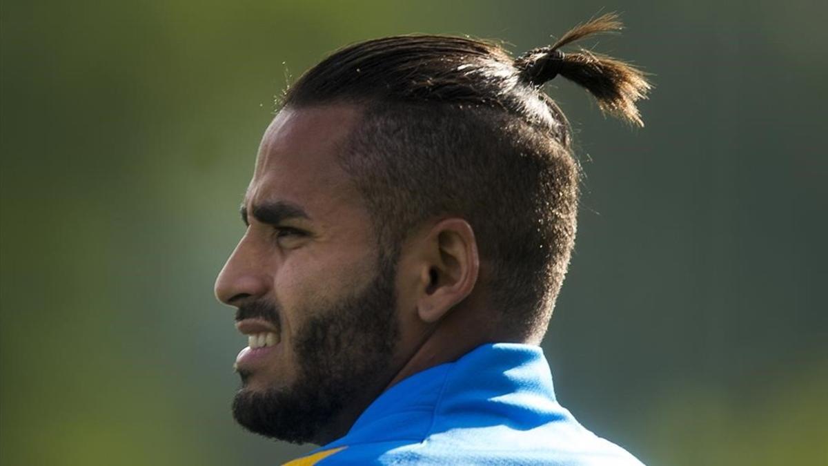 Douglas, antes de empezar un entrenamiento del Barcelona en la ciudad deportiva.