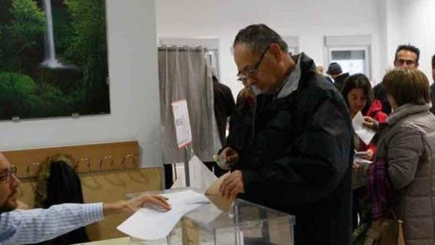 Votantes en un colegio electoral de la capital durante las últimas elecciones generales del 20D.