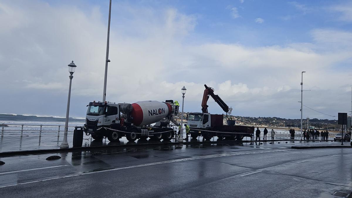 El temporal obliga a reforzar la estructura del Muro de San Lorenzo por precaución (en imágenes)