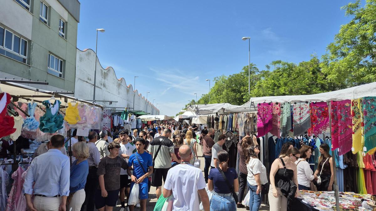 Una vista del mercadillo de El Arenal en la avenida de las Lonjas.