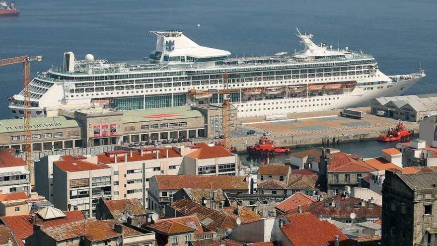 El antiguo &quot;Legends of the Seas&quot;, ahora &quot;TUI Discovery 2&quot;, durante su atraque en Vigo en 2005. // R.Grobas