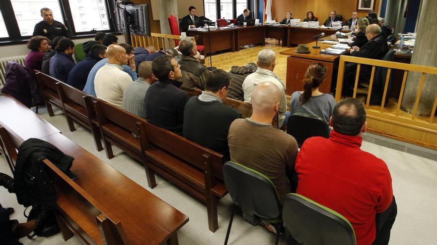 Algunos de los procesados ante el tribunal de la Sección Quinta de la Audiencia, en Vigo. // M.G.Brea