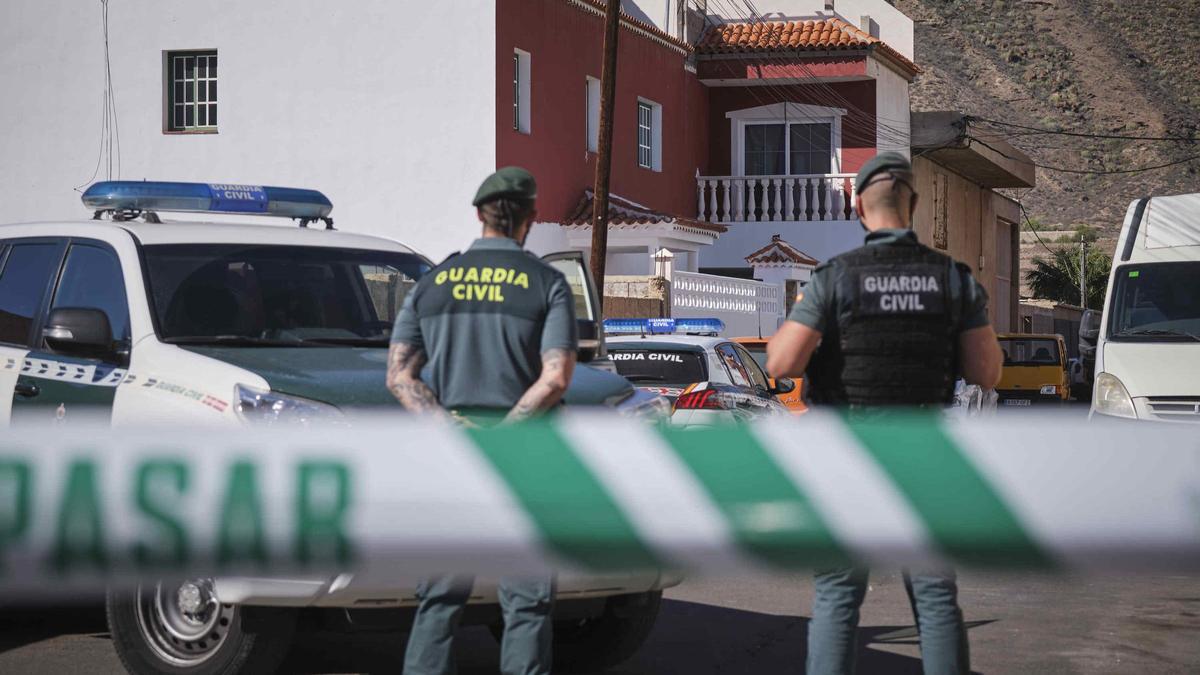 El presunto autor del asesinato de su vecina en Arona participa en la reconstrucción de los hechos