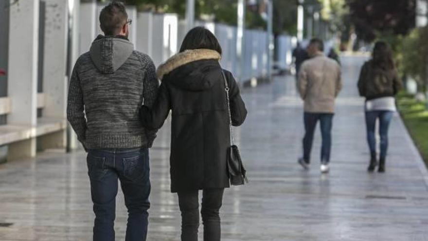 Una pareja muy abrigada pasea por el Paseo de la Estación.