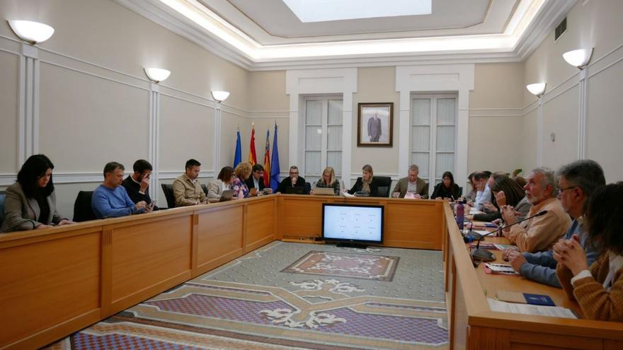 La Corporación municipal durante la celebración del pleno ordinario de marzo en Crevillent. | INFORMACIÓN